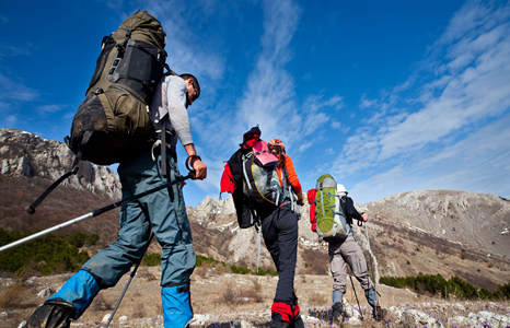 冒険を求める仲間: ポータブルハイキング双方向ラジオを探す
