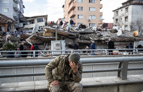 トルコのマグニチュード 7.8 の地震緊急救助